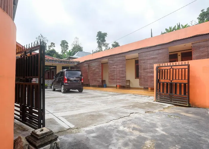 RedDoorz near Candi Sukuh Karanganyar Surakarta 